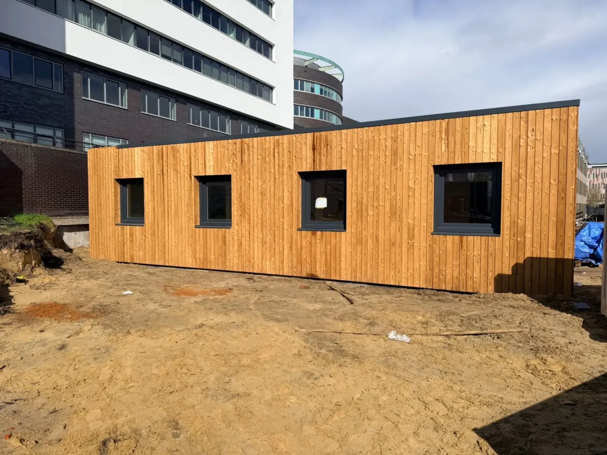 Houten gevelbekleding aan het COA-dienstgebouw in Bergen op Zoom