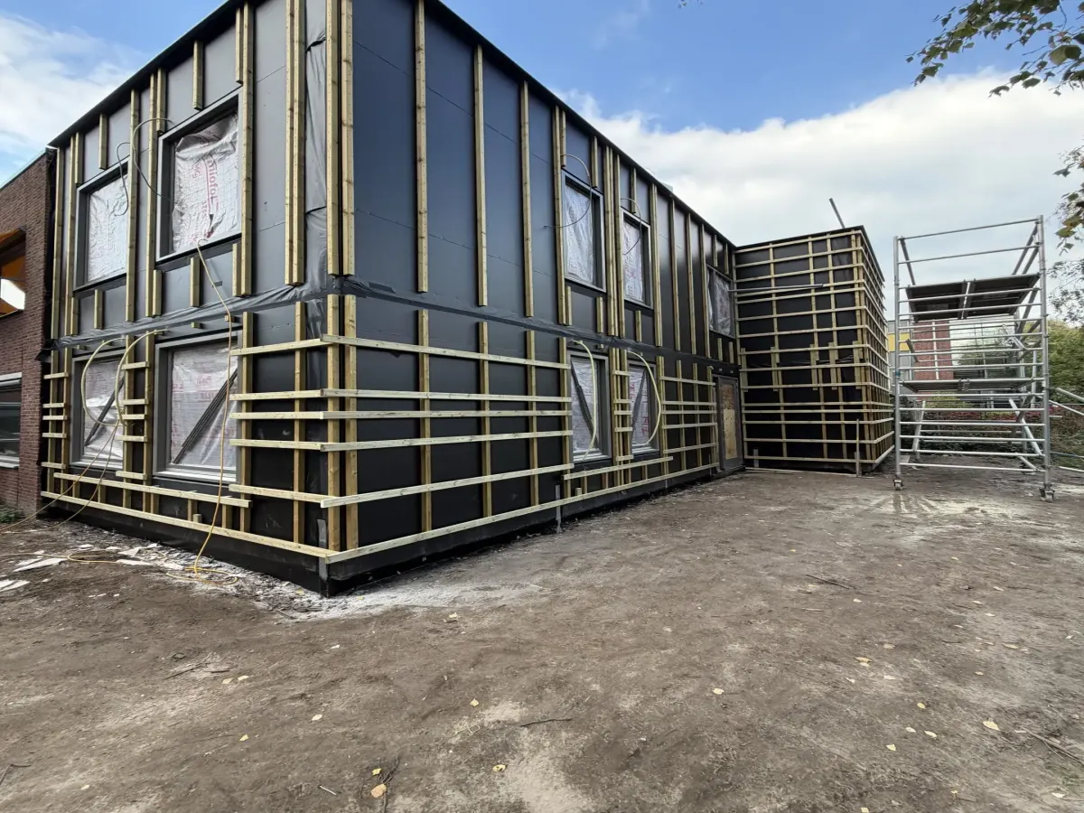 Gevel van woonzorgcentrum De Vloet tijdens de montage, met steiger