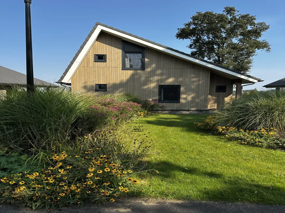 Woning met lichte houten gevelbekleding op Marina Resort Leukermeer